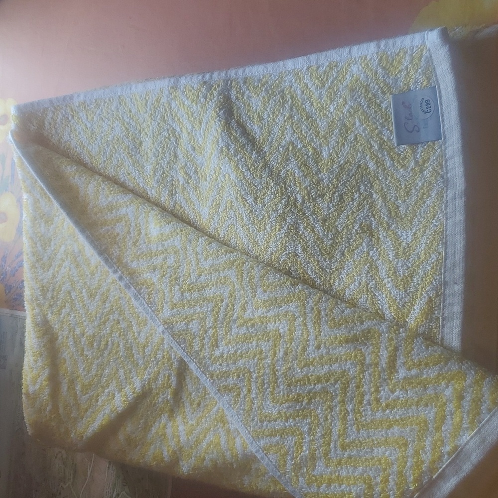 New Yellow White Zigzag Pool Towel 36x70in 100% Cotton Fade Safe